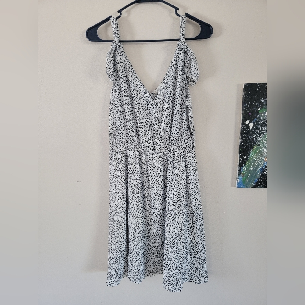 Black and white floral pattern dress Size M